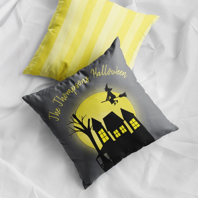 Halloween Spooky Enge Heks Spookhuis Kussen (Haunted house Halloween pillow with witch flying over moon and personalized family name decor.)