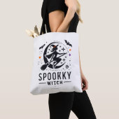 Halloween Spooky Witch Design - Vliegen op Bezem Tote Bag (Dichtbij)