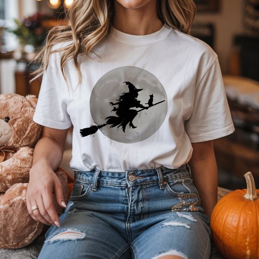 Halloween Spooky Witch Vliegen Over Een Volle Maan T-shirt