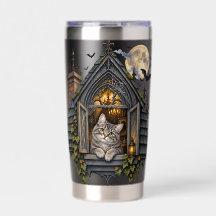 HALLOWEEN THEMATISCHE BRUINE TABBY KAT IN VENSTER