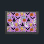 Halloween Theme Collage Toss Pattern Paars Drievoud Portemonnee<br><div class="desc">Dit grillige Halloween-sleeppatroon wordt voornamelijk gemaakt in oranje en zwart op een lichte paarse achtergrond. Het omvat witte geesten, zwarte katten en vleermuizen, oranje pompoenen en licht-oranje uilen. Het is een leuk cartoon ontwerp om je te helpen vieren op je spookfeest. Dit ontwerp is geschikt voor een partij van kinderen...</div>