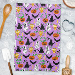 Halloween Theme Collage Toss Pattern Paars Theedoek<br><div class="desc">Dit grillige Halloween-sleeppatroon wordt voornamelijk gemaakt in oranje en zwart op een lichte paarse achtergrond. Het omvat witte geesten, zwarte katten en vleermuizen, oranje pompoenen en licht-oranje uilen. Het is een leuk cartoon ontwerp om je te helpen vieren op je spookfeest. Dit ontwerp is geschikt voor een partij van kinderen...</div>