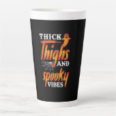 Halloween Thick Thighs en Spooky Vibes Latte Mok (Voorkant)