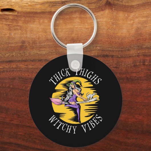 Halloween Thick Thighs Witchy Vibes Sleutelhanger (Voorkant)