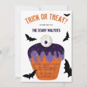 Halloween traktatie of truc oogbal cupcake party kaart (Voorkant)