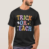 Halloween Trick of Teach Retro Groovy Teacher T-shirt (Voorkant)