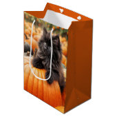 Halloween Verjaardag Kitten op Pompoen Medium Cadeauzakje (Voorkant Gekanteld)