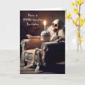 Halloween Verjaardag Skelet In Oude Stoel Kaart (Gele Bloem)