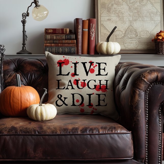 Halloween versie van Live Laugh Love Kussen (funny joke play on words Halloween live, laugh, love and die pillow with red blood splatter)