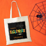 Halloween verwerkt heldere kleuren tote bag<br><div class="desc">Deze schattige en kleurrijke Halloween behandelingstas is perfect voor elk kind dat een truc of een behandeling krijgt. Het ontwerp is voorzien van de heldergekleurde tekst "Halloween Tres" en is voorzien van een leuke spin en web. Pas de naam van het kind aan.</div>