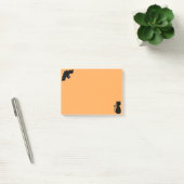 Halloween-vleermuis en zwarte kat op oranje post-it® notes (Kantoor)