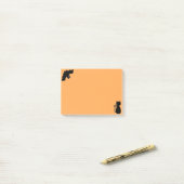 Halloween-vleermuis en zwarte kat op oranje post-it® notes (Op bureau)