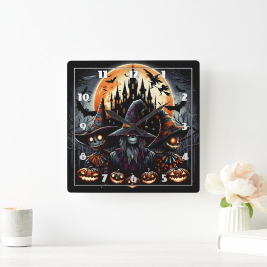 Halloween vogelverschrikker trio onder een volle m vierkante klok (Huis)