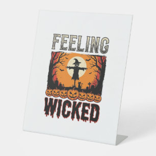 Halloween vogelverschrikker voelt zich ondeugend v reclamebord met voetstuk