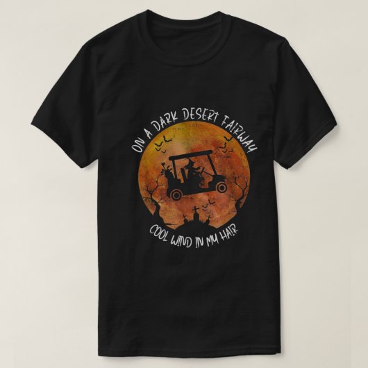 Halloween Witch die Golf Cart op een donkere woest T-shirt (Design voorkant)