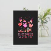 Halloween Witch Flamingo In oktober Draag we Roze  Kaart (Staand voorkant)