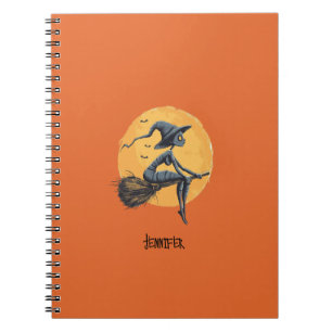 Halloween Witch Flying een bezemsteel Sinaasappel Notitieboek
