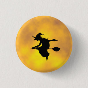 Halloween Witch op een knop voor een broomstick Ronde Button 3,2 Cm