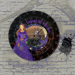 Halloween Witch Verjaardag Paarse Dartbord<br><div class="desc">Wil je DARTS spelen tijdens Halloween? Ben je in oktober jarig? Dit is een geweldig ontwerp met een Halloween-heks in een paarse jurk die een brouwsel maakt,  met een boom,  een maanuil en kruipende paarse spin op de achtergrond.</div>
