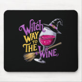 Halloween Witch Way To The Wine Funny Witch Wine L Muismat (Voorkant)