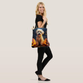 Halloween Yorkipoo met pompoenen eng Tote Bag (Op model)