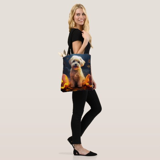 Halloween Yorkipoo met pompoenen eng Tote Bag (Op model)