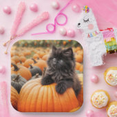 Halloween zwarte kitten op een pompoen papieren bordje (Feest)