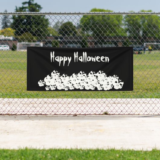 Halloween zwarte witte schedelpile aangepaste teks spandoek (Insitu)