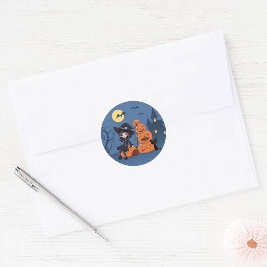 Halloweenheks, zwarte kat en pompoenen op blauw ronde sticker (Envelop)