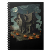 Halloweenhuis met pompoenen en volle maan notitieboek (Voorkant)