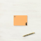 Halloweenspin en zwarte kat op sinaasappel post-it® notes (Op bureau)