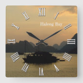 Halong Bay-boten, Golden Sunset, Seascape Vietnam Vierkante Klok (Voorkant)