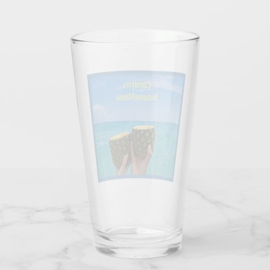 Halve ananas gevuld met punch, op het strand glas (Achterkant)