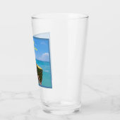 Halve ananas gevuld met punch, op het strand glas (Links)