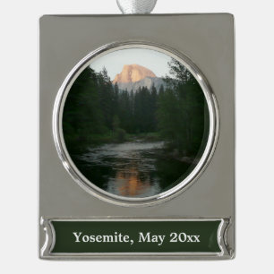 Halve Dome Sunset in Yosemite National Park Verzilverd Banner Ornament