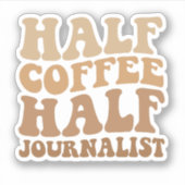 Halve koffie halve journalist grappigste journalis sticker (Voorkant)