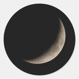 Halve maan aan de donkere nachtelijke hemel ronde sticker