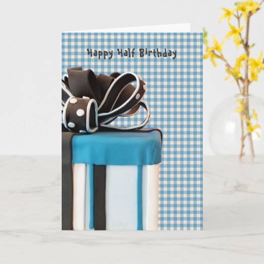 Halve verjaardagstaart op Gingham Kaart (Gele Bloem)