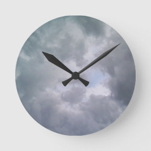 Halvemaanvormige wolken ronde klok