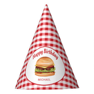 Hamburger op rood gingham patroon gelukkige verjaa feesthoedjes