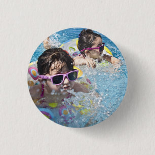 HAMbWG - Square Button - 2 lilmeisjes in zwembad