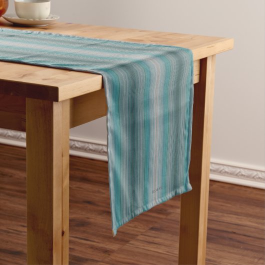 HAMbyWG-tabeluitvoerder - Aqua Stripes Korte Tafelloper (Voorbeeld)