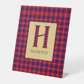 Hamilton Tartan Monogram H Sokkelbord Reclamebord Met Voetstuk (Voorkant)