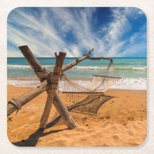 Hammock op een tropisch strand kartonnen onderzetters