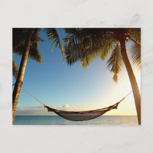 Hammock Tussen palmbomen op tropisch strand Briefkaart