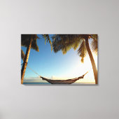Hammock Tussen palmbomen op tropisch strand Canvas Afdruk (Voorkant)