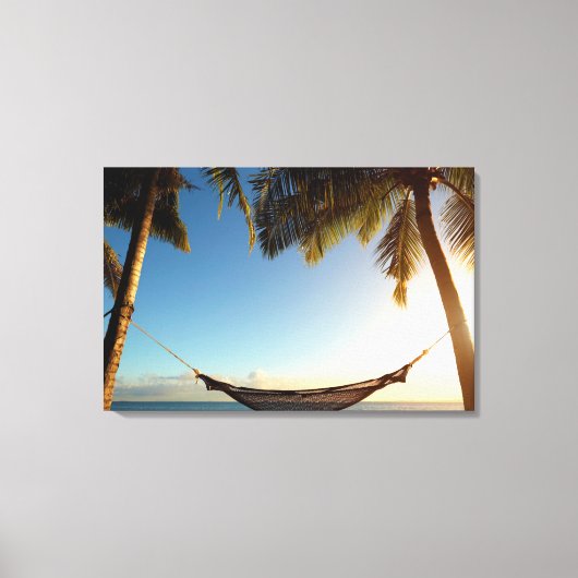 Hammock Tussen palmbomen op tropisch strand Canvas Afdruk (Voorkant)