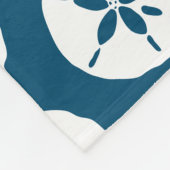 Hamptons Navy Blue en White Sand Dollar Seashells Fleece Deken (Hoek)