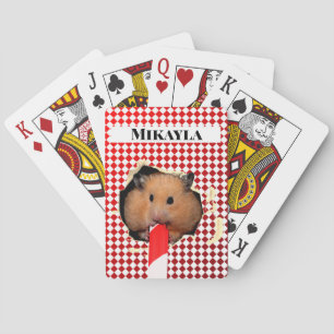 Hamster knaagt gat in speelkaarten