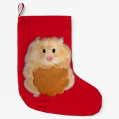 Hamster met een biscuit met kerststaart kleine kerstsok (Voorkant)